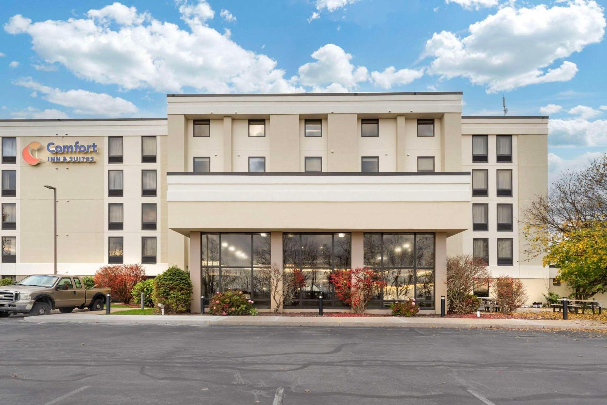 Comfort Inn & Suites Geistown Exterior photo